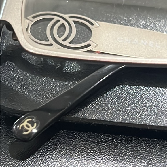 CHANEL “frames” - Picture 2 of 14